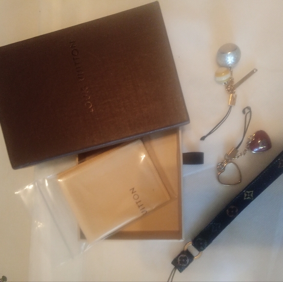3 Louis Vuitton Bundle 3 key charms - Picture 1 of 12